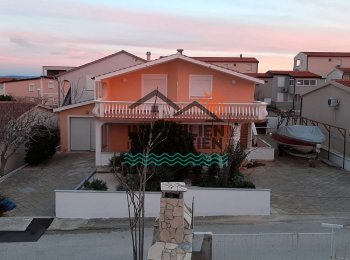 Haus mit zwei Wohnungen und einer Garage am Strand