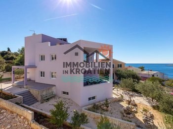 Luxusvilla mit vier Apartments am Strand