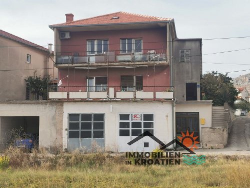 Haus mit Garagen am Meer in Trogir