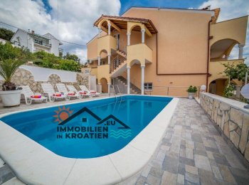 Villa mit Swimmingpool und sechs Wohnungen in der 1. Reihe