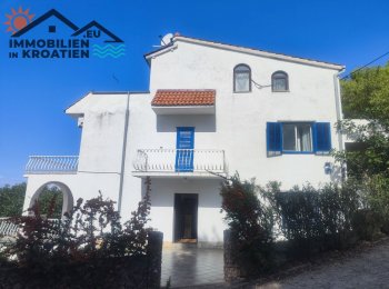 Drei Schlafzimmer Wohnung 80 Meter bei Omiš entfernt