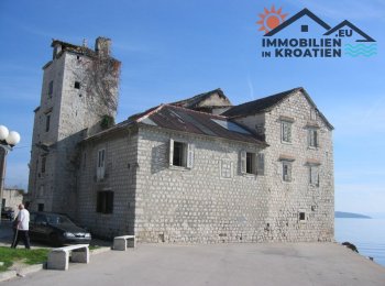 Palast auf den Meeresklippen