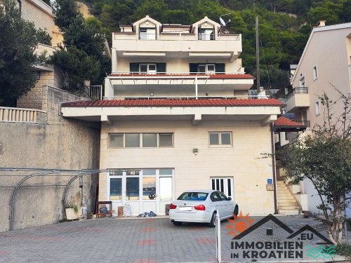 Mehrfamilienhaus mit Garage in der ersten Reihe