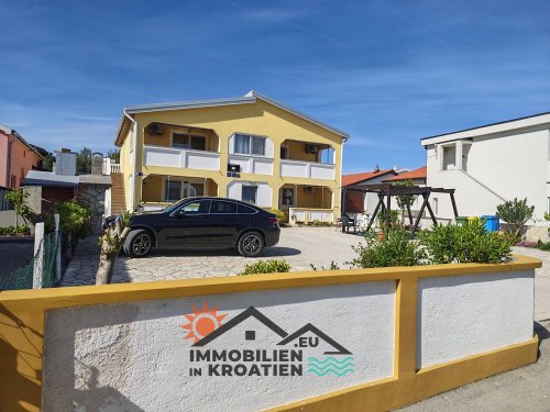 Haus mit fünf Wohnungen und einem großen Hof