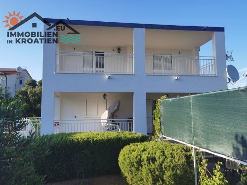 Haus mit drei Wohnungen im Dorf Ražanj